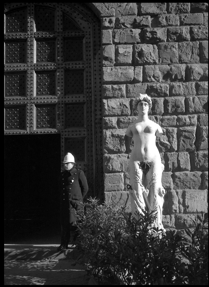 13policier et statue.jpg
